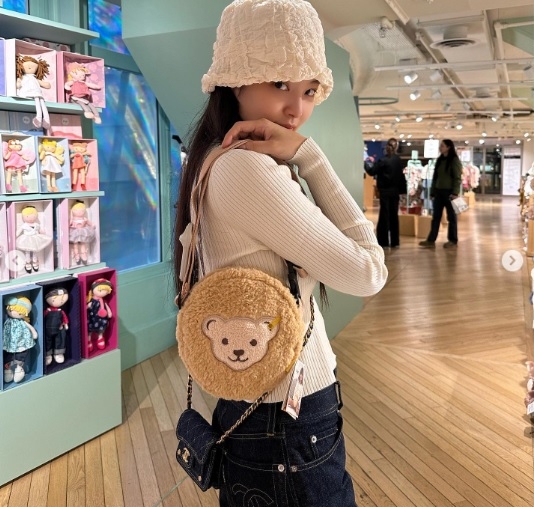  晒巴黎约会同款认恋V？  Jennie惹粉丝轰让出BP