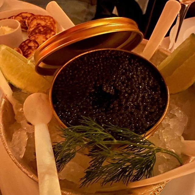  晒巴黎约会同款认恋V？  Jennie惹粉丝轰让出BP