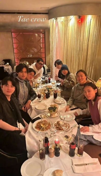  晒巴黎约会同款认恋V？  Jennie惹粉丝轰让出BP