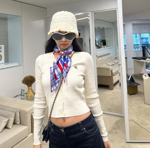  晒巴黎约会同款认恋V？  Jennie惹粉丝轰让出BP