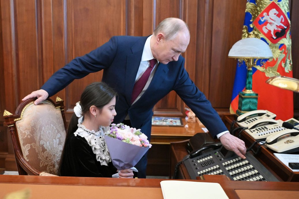 普汀邀女童做客克宫 拨电话给财长要经费