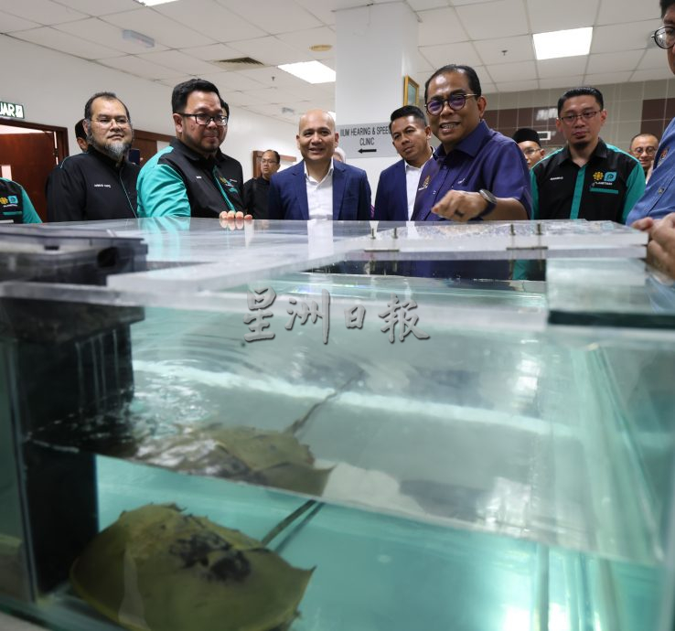 有删短//莫哈末卡立在关丹国际伊斯兰大学为生存福祉与可持续生长研究所 (PLANETIIUM) 进行推介礼。