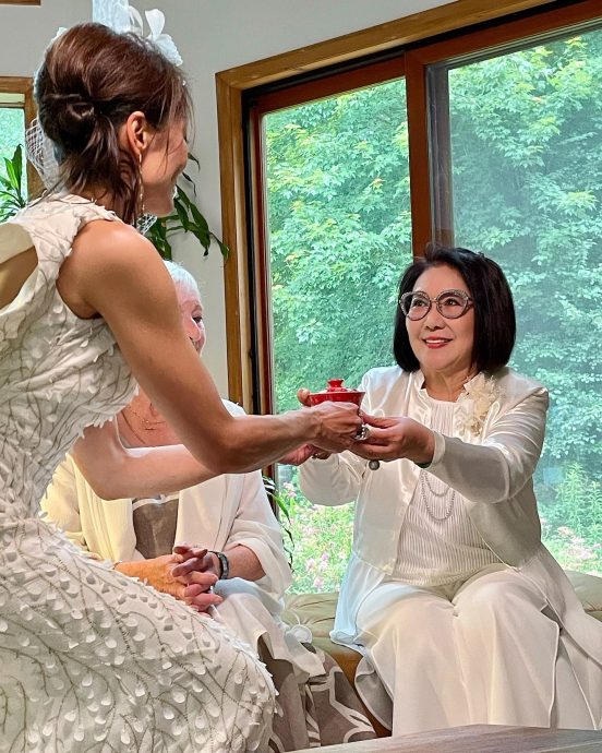 李司棋女儿3度出嫁 外籍女婿跟足传统习俗敬茶