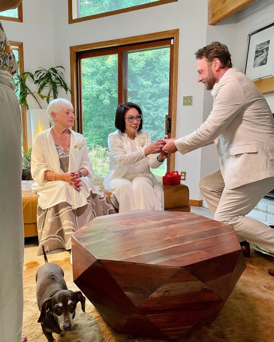 李司棋女儿3度出嫁 外籍女婿跟足传统习俗敬茶