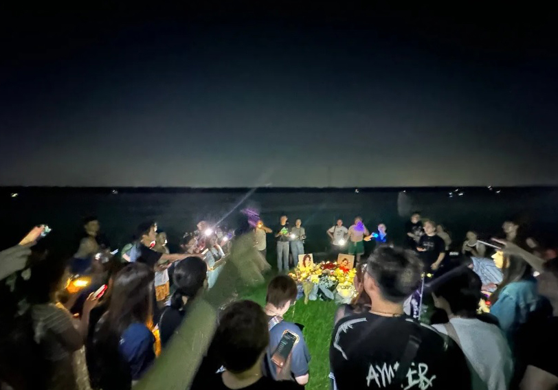 李玟头七|各地粉丝恸追思 “在天上还好吗?”