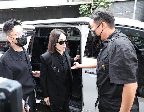 李玟追思会|萧亚轩痛哭送别 “你是我永远的天后”