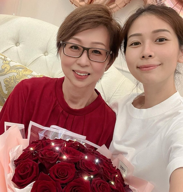 杨秀惠返马贺母60岁生日 冻龄母女照曝光网赞:像40岁