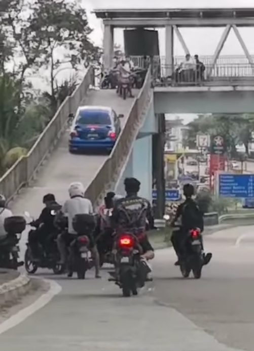 柔: 误入摩托专用天桥 轿车进退两难