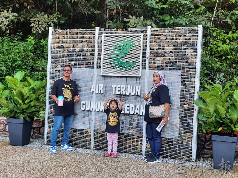 柔:【特稿】: 金山瀑布景区重开 人潮欢乐声处处