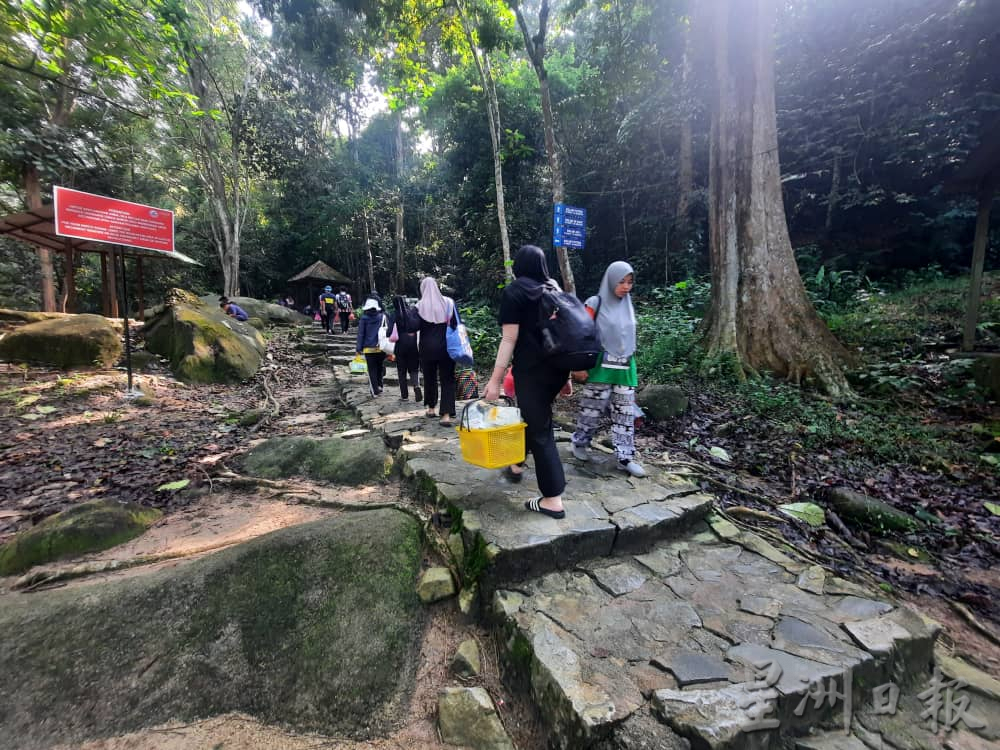 柔:【特稿】: 金山瀑布景区重开 人潮欢乐声处处