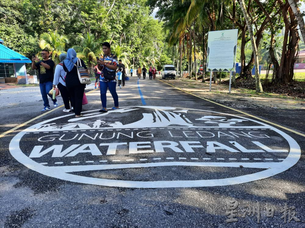 柔:【特稿】: 金山瀑布景区重开 人潮欢乐声处处