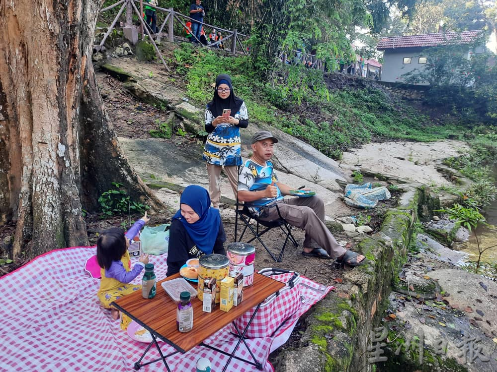 柔:【特稿】: 金山瀑布景区重开 人潮欢乐声处处