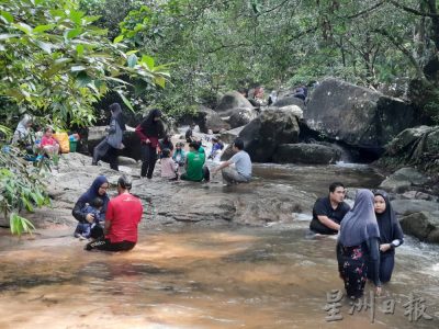 柔:【特稿】: 金山瀑布景区重开 人潮欢乐声处处