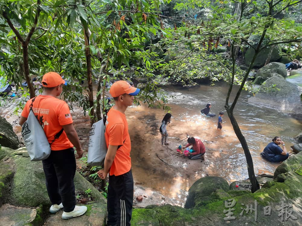柔:【特稿】: 金山瀑布景区重开 人潮欢乐声处处
