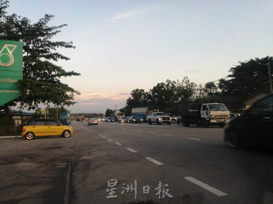 柔:【特稿】:明吉摩路上学或放学时间格外塞车 使用者感到担忧