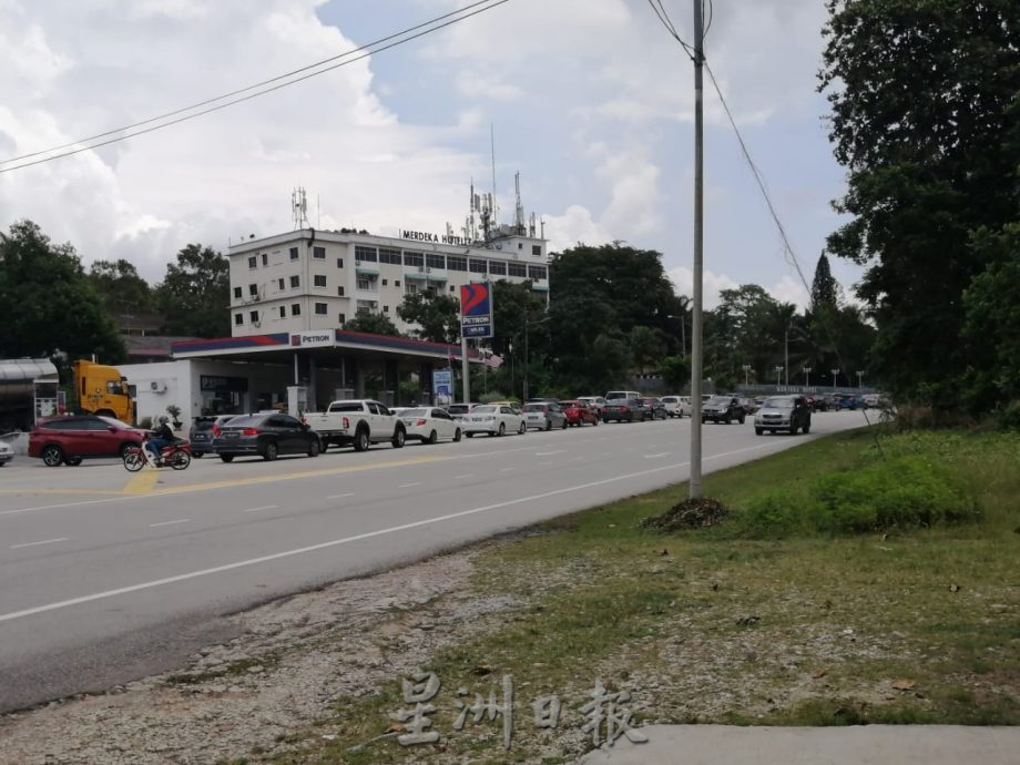 柔:【特稿】:明吉摩路上学或放学时间格外塞车 使用者感到担忧