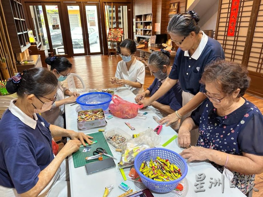 柔:【特稿】:用包装袋制100环保篮子 慈济志工与民众携手为慈善献力