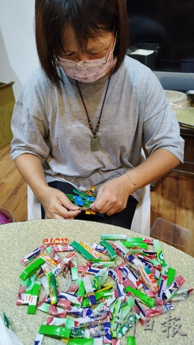 柔:【特稿】:用包装袋制100环保篮子 慈济志工与民众携手为慈善献力