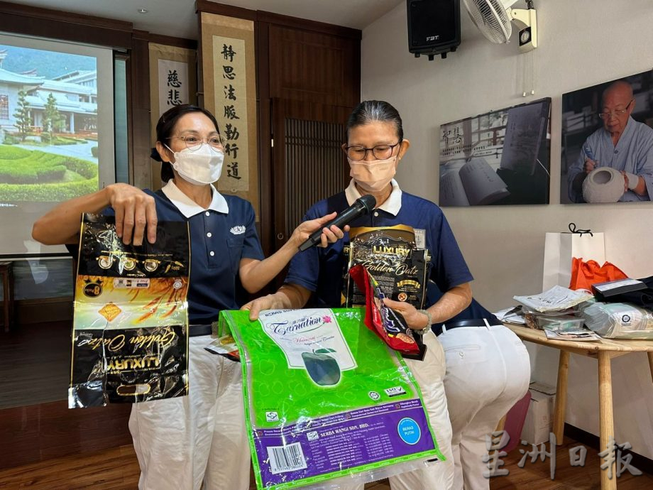 柔:【特稿】:用包装袋制100环保篮子 慈济志工与民众携手为慈善献力