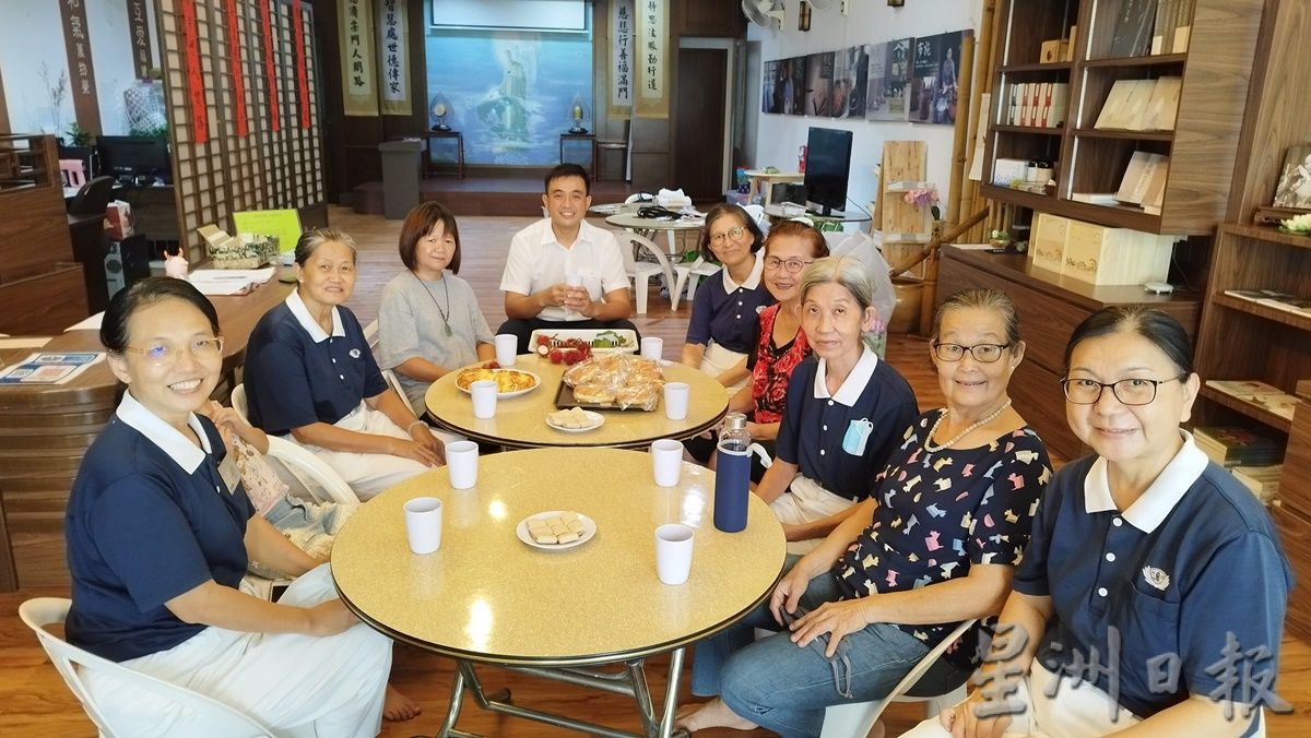 柔:【特稿】:用包装袋制100环保篮子 慈济志工与民众携手为慈善献力
