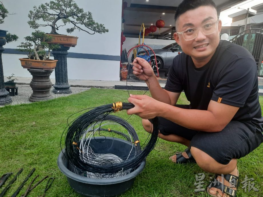 柔:今日面谱(7月20日刊):摆弄盆景,郑富威享受平静、疗愈的过程