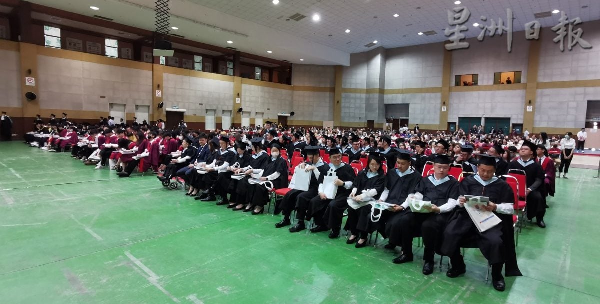 柔:南方大学学院毕业礼与众不同 99超市老板高管齐毕业