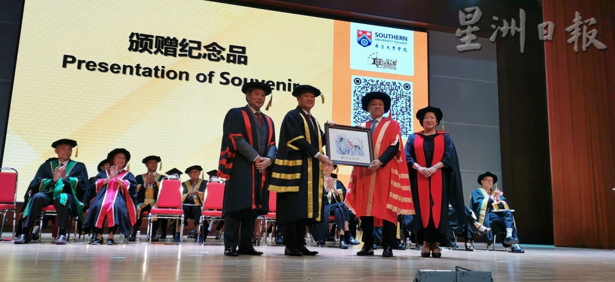 柔:南方大学学院毕业礼与众不同 99超市老板高管齐毕业