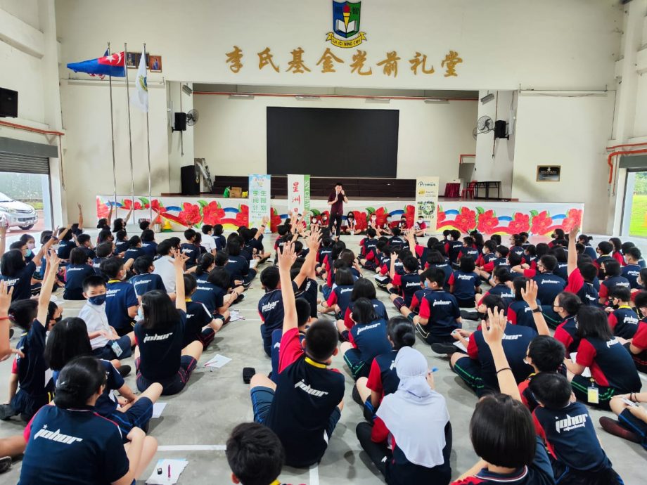 柔:头条之一:星洲日报“学生阅报计划”有奖填字游戏活动走入校园