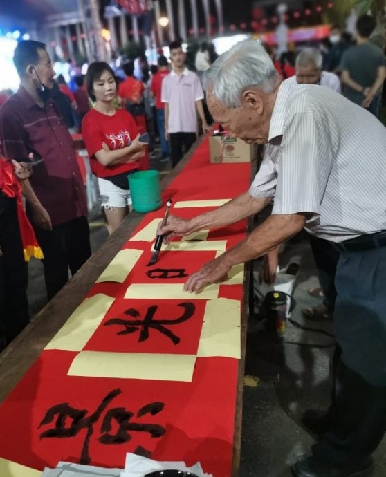 柔:封底:今日面谱(7月27日见报):苏华贵义务授课推广书法,退休生活充实又快乐