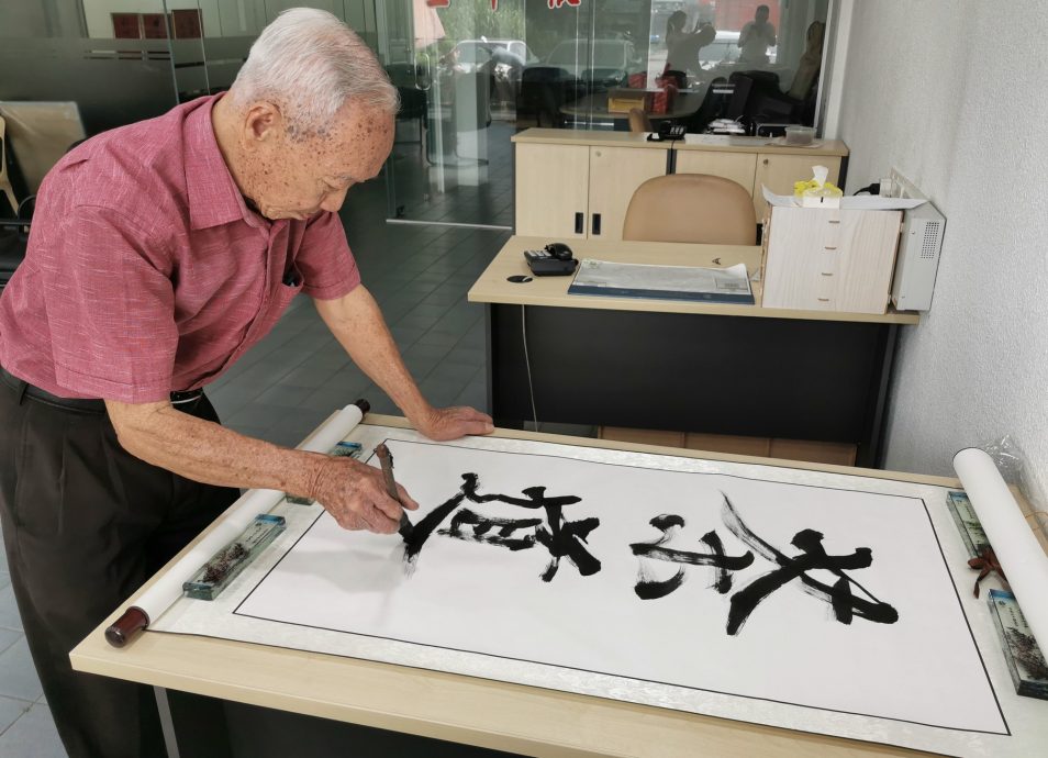 柔:封底:今日面谱(7月27日见报):苏华贵义务授课推广书法,退休生活充实又快乐