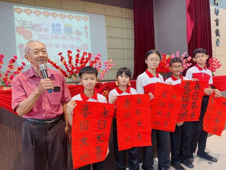 柔:封底:今日面谱(7月27日见报):苏华贵义务授课推广书法,退休生活充实又快乐