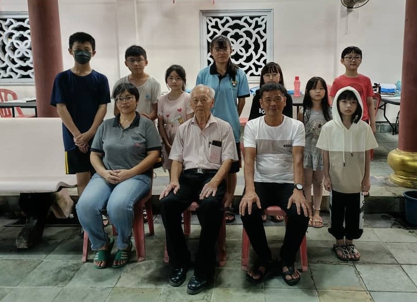 柔:封底:今日面谱(7月27日见报):苏华贵义务授课推广书法,退休生活充实又快乐