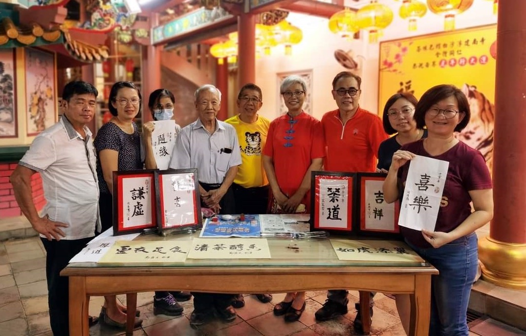柔:封底:今日面谱(7月27日见报):苏华贵义务授课推广书法,退休生活充实又快乐