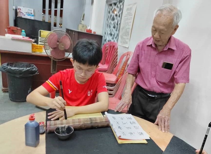 柔:封底:今日面谱(7月27日见报):苏华贵义务授课推广书法,退休生活充实又快乐