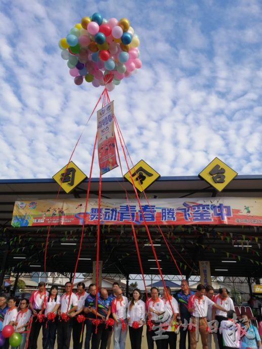 柔:教育版次头:新闻:銮中105周年校庆联合运动会 学生踊跃参与