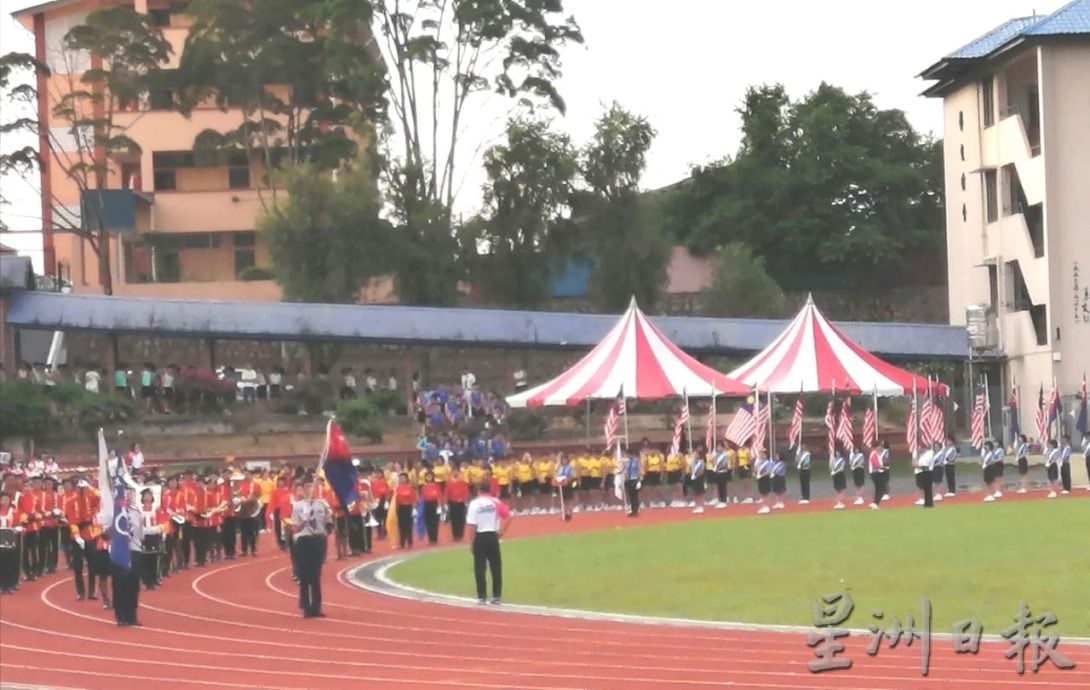 柔:教育版次头:新闻:銮中105周年校庆联合运动会 学生踊跃参与