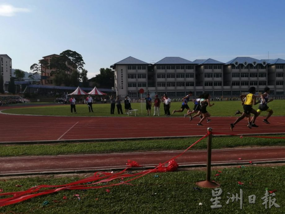 柔:教育版次头:新闻:銮中105周年校庆联合运动会 学生踊跃参与
