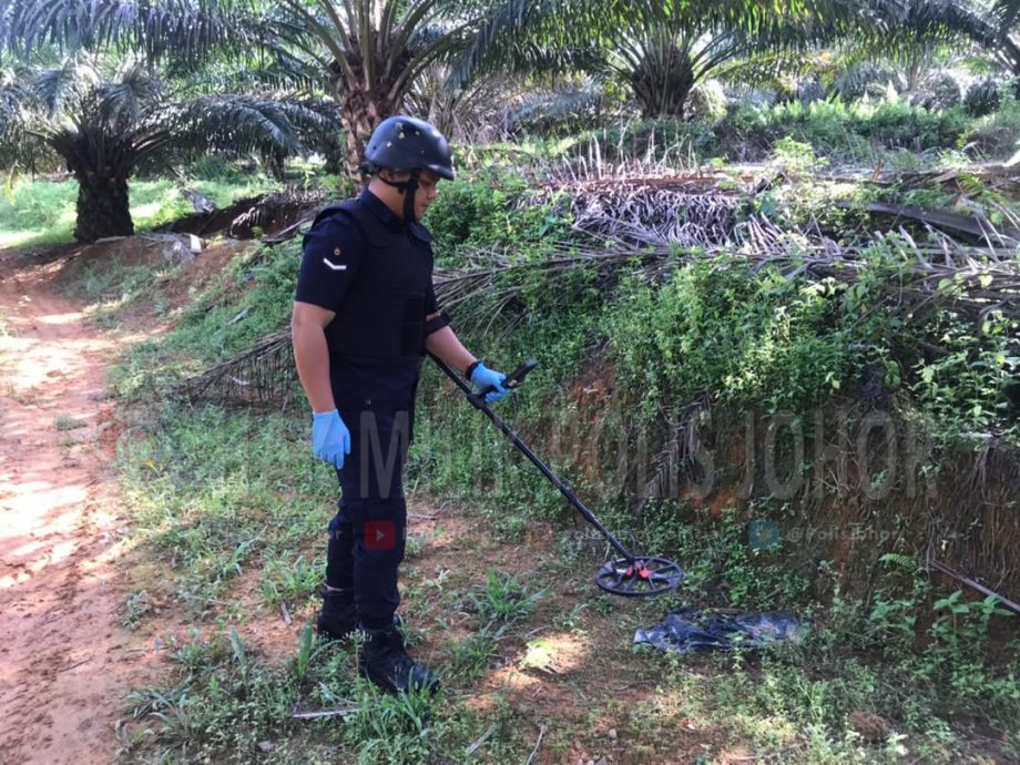 柔:新闻:油棕园巡逻发现迫击炮,柔警拆弹小组当场拆毁