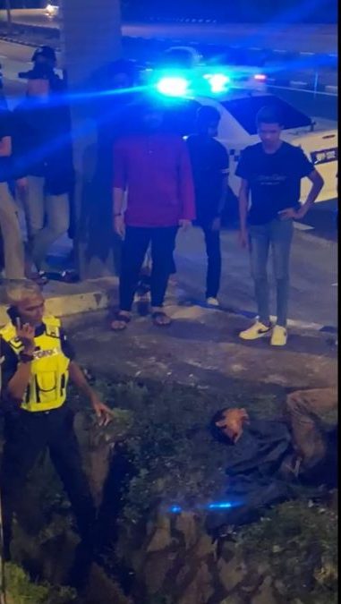 柔:新闻:疑患心理疾病 男子刺伤自己 送院治疗