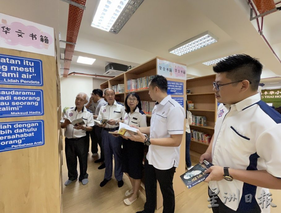 柔：新闻：耗10万打造 藏书逾万本  泰丰图书馆 环境舒适