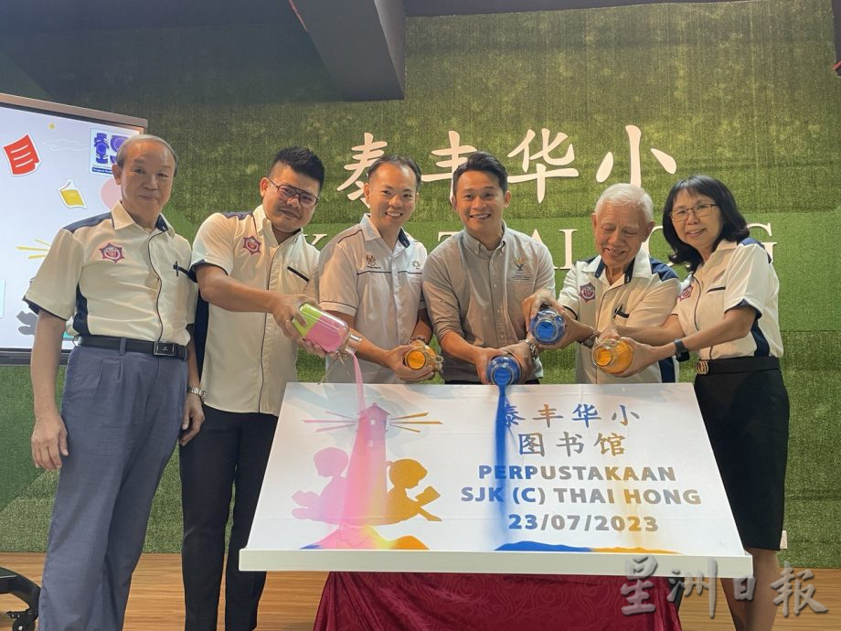 柔:新闻:耗10万打造 藏书逾万本 泰丰图书馆 环境舒适