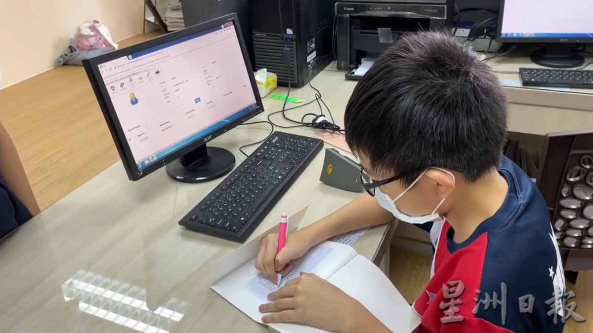 柔:新闻:耗10万打造 藏书逾万本 泰丰图书馆 环境舒适