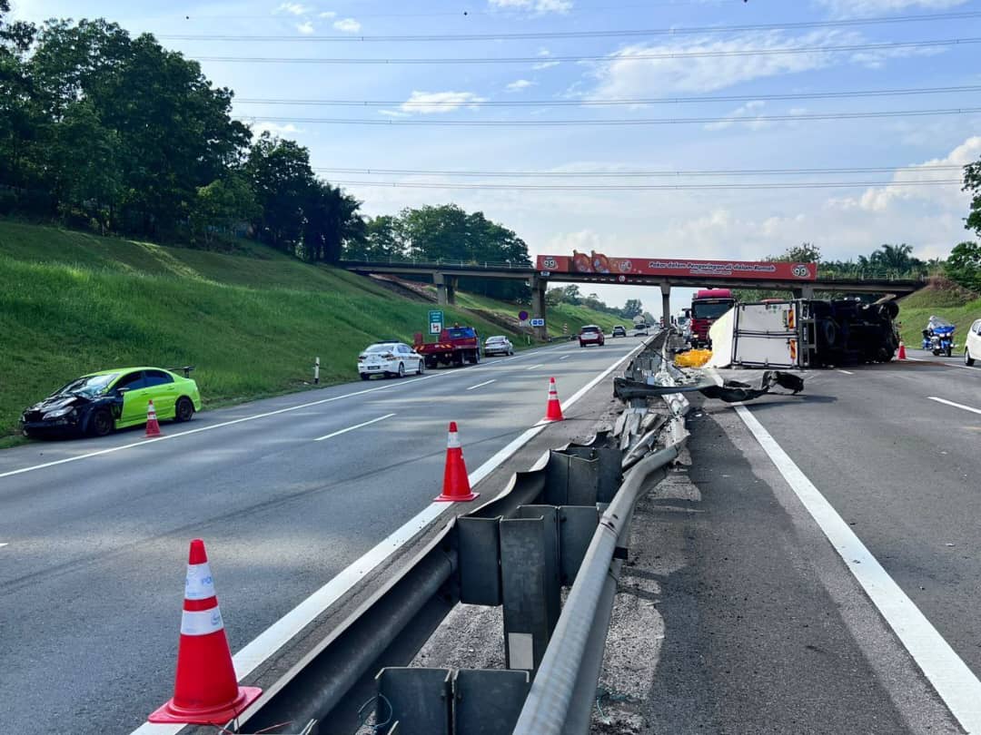 柔:新闻:货车与汽车相撞侧翻 冷冻鸡散满路面