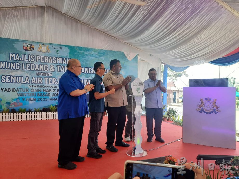 柔:新闻:金山瀑布开放首日,迎来1万名访客