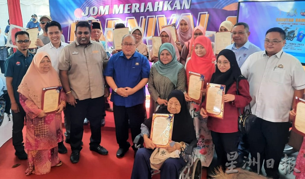 柔:新闻:金山瀑布开放首日,迎来1万名访客