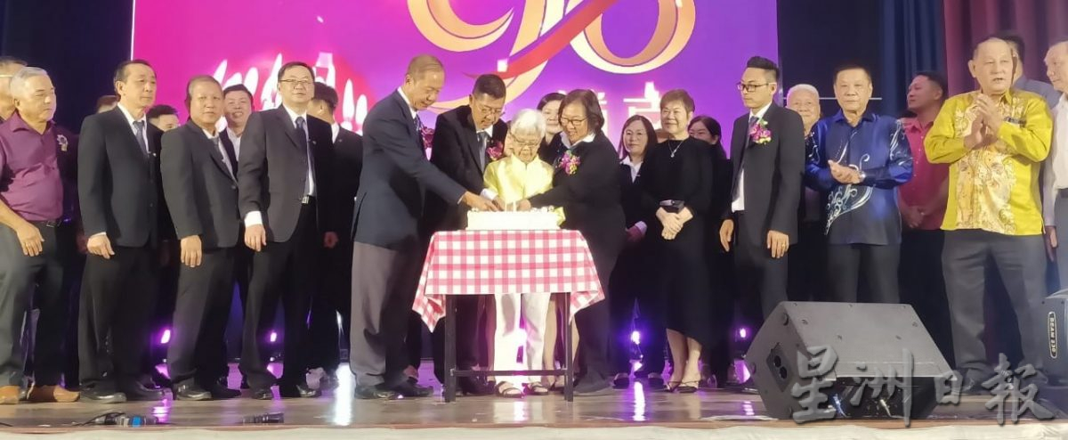 柔:新闻:麻坡巴口辅南华小庆90周年,筹获74万1328令吉