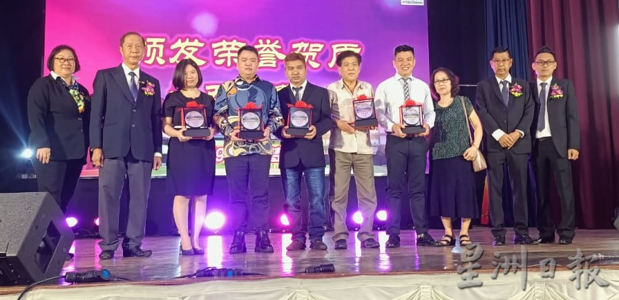 柔:新闻:麻坡巴口辅南华小庆90周年,筹获74万1328令吉
