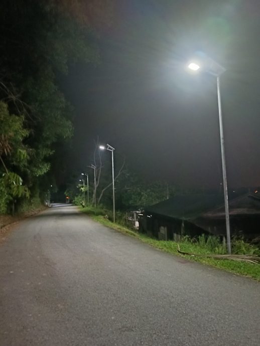 柔:版二:亚依淡夜里一片漆黑,村长申请装置路灯