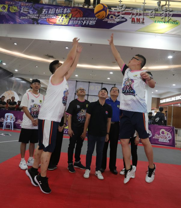 柔：社团版头条：新山福建会馆青年团五福城广场举办3X3慈善篮球公开赛，132球队竞技