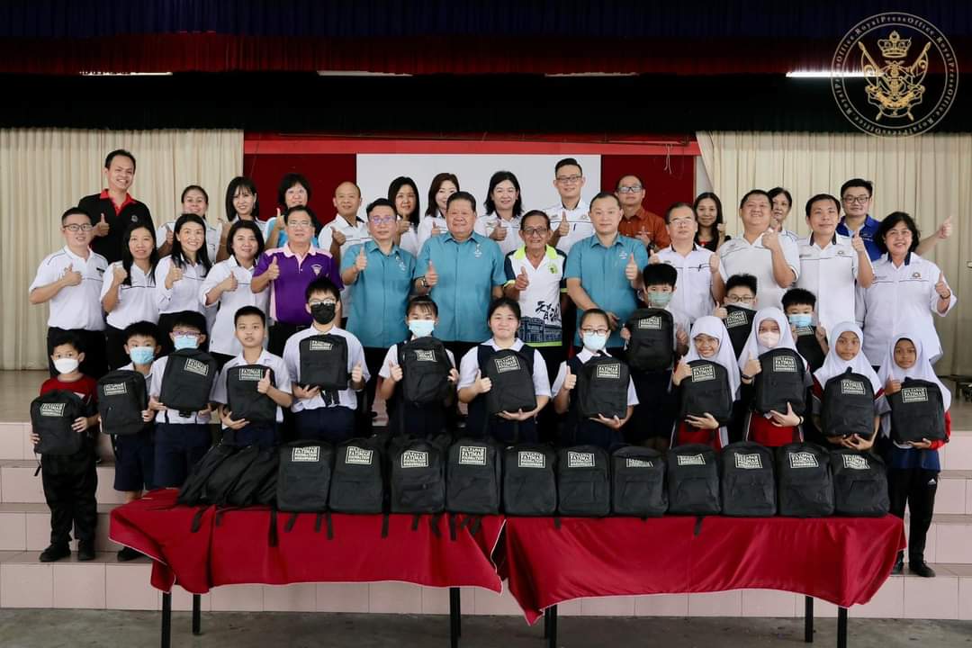 柔:苏丹后法蒂玛基金会发放文具物资,惠及笨珍县25所华小清寒生